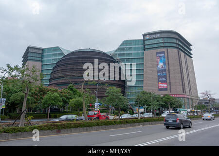 Core Pacific City Living Mall situato nel quartiere Songshan, Taipei, Taiwan. Auto la guida su asfalto rivestito da isola spartitraffico alberi Foto Stock