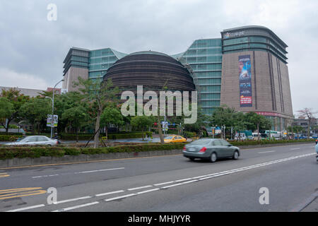 Core Pacific City Living Mall situato nel quartiere Songshan, Taipei, Taiwan. Auto la guida su asfalto rivestito da isola spartitraffico alberi Foto Stock