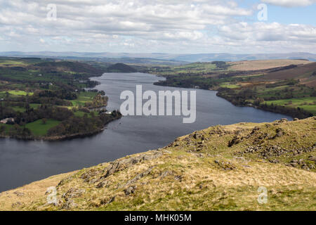 Guardando verso il basso sulla Ullswater, uno dei laghi del parco nazionale del Lake District in Inghilterra, da Hallin è sceso vicino Howtown. Foto Stock