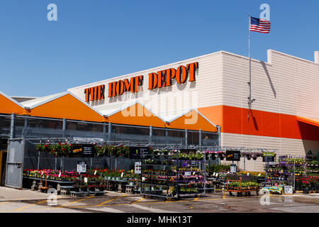 Indianapolis - Circa nel maggio 2018: Home Depot posizione battenti bandiera americana. Home Depot è la più grande casa miglioramento rivenditore in noi i Foto Stock