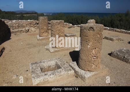 Le colonne del tempio in Kerkouane, a nord-est della Tunisia. A differenza della maggior parte delle città cartaginese in Tunisia, Kerkouane non è mai stata costruita dai conquistatori romani. Foto Stock