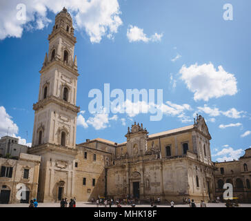 Lecce (Italia), Agosto 2017. Vista del Duomo barocco di Lecce dedicata all'Assunzione della Vergine Maria con il suo Campanile. Foto Stock