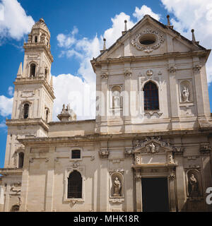 Lecce (Italia), Agosto 2017. Vista del Duomo barocco di Lecce dedicata all'Assunzione della Vergine Maria con il suo Campanile. Formato quadrato. Foto Stock