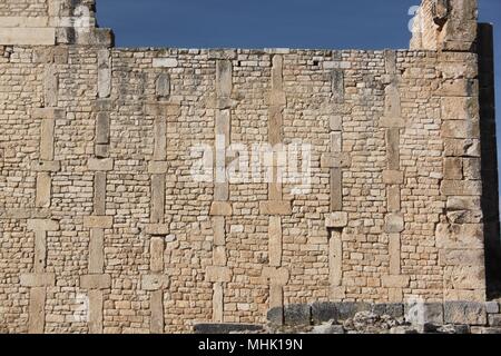 Parete del Capitol Building nella città romana di Dougga in Tunisia. Si tratta di un buon esempio di edificio in stile noto come "opus africanum' Foto Stock