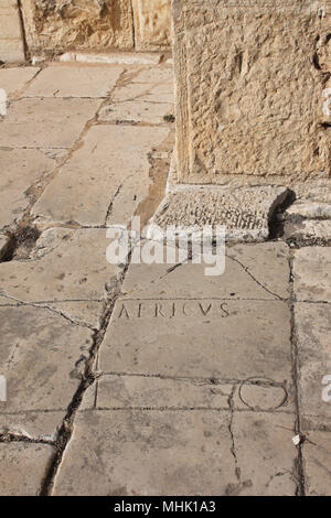 Bussola di vento incisi nella pavimentazione al fianco del Campidoglio a Dougga, una delle meglio conservate città dell Africa romana Foto Stock