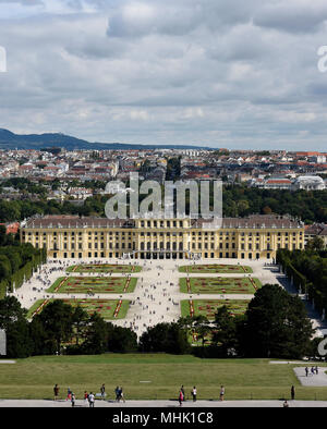 Il Palazzo di Schönbrunn con splendidi giardini è sulla lista del Patrimonio Mondiale dell'UNESCO a Vienna, Austria. Foto Stock