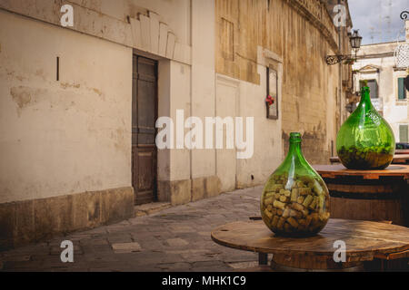 Lecce (Italia), Agosto 2017. In prospettiva di una tipica stradina nel centro storico. Formato orizzontale. Foto Stock