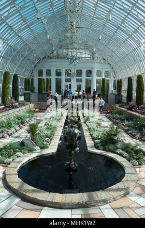 I visitatori godere il giardino estivo spettacolo al Conservatorio di Como in St. Paul, Minnesota, Stati Uniti d'America. Foto Stock