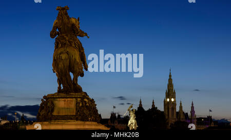 Statua del Principe Eugenio di Savoia guarda verso il Rathaus, neo gotico city hall in Wien o Vienna, Austria. Foto Stock