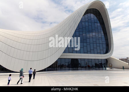 Una BMW auto della polizia passando da Heydar Liyev center di Baku Azarbaijan Foto Stock