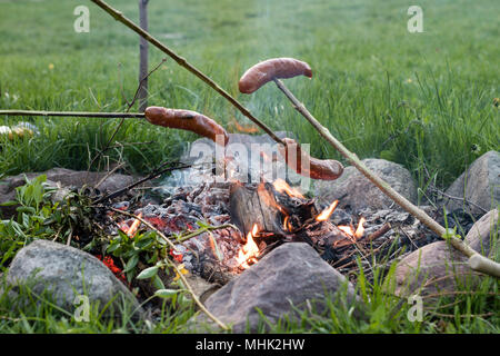 Gustose salsicce preparate sul fuoco. Una vacanza pasto preparato all'aria aperta. Stagione della primavera. Foto Stock