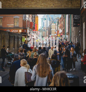 Londra (UK), settembre 2017. Brick Lane affollate di persone. Formato quadrato. Foto Stock