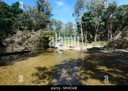 Un 4X4 Nissan auto di pattuglia circa per attraversare un fiume, Davies Creek National Park vicino a Mareeba Aeroporto, estremo Nord Queensland, FNQ, QLD, Australia Foto Stock