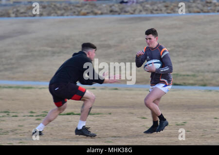 Marinaio Jonathan Dittoe, dalla Coast Guard ausili alla navigazione Team Sika, Alaska e la Guardia Costiera gli uomini del team rubgy, prassi con i compagni di squadra prima del calcio di inizio del Las Vegas Invitational, il più grande torneo di rugby in Nord America, 28 febbraio 2018. Più di 275 squadre hanno gareggiato in 28 divisioni oltre l'annuale evento in più giorni, che correva a fianco degli USA Sevens Rugby internazionale torneo. (U.S. Coast Guard Foto Stock