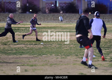 Marinaio Jonathan Dittoe, dalla Coast Guard ausili alla navigazione Team Sika, Alaska e la Guardia Costiera gli uomini del team rubgy, prassi con i compagni di squadra prima del calcio di inizio del Las Vegas Invitational, il più grande torneo di rugby in Nord America, 28 febbraio 2018. Più di 275 squadre hanno gareggiato in 28 divisioni oltre l'annuale evento in più giorni, che correva a fianco degli USA Sevens Rugby internazionale torneo. (U.S. Coast Guard Foto Stock