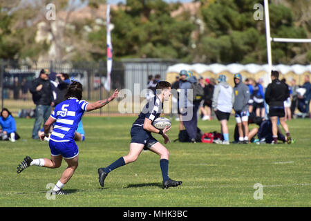 Marinaio Jonathan Dittoe, dalla Coast Guard ausili alla navigazione Team Sika, Alaska e la protezione di litorale uomini rubgy team, difende contro un avversario giocatore di rugby durante un sevens rugby match contro al Las Vegas Invitational, il più grande torneo di rugby in Nord America, 1 marzo 2018. Più di 275 squadre hanno gareggiato in 28 divisioni oltre l'annuale evento in più giorni, che correva a fianco degli USA Sevens Rugby internazionale torneo. (U.S. Coast Guard Foto Stock