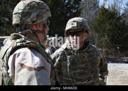 Il Mag. Gen. Mark W. Palzer, Comandante generale del 79th Theatre Supporto comando, parla con il Brig. Gen. Gregorio Mosser, Comandante generale del 364 Expeditionary Supporto comando, durante un tour del 364 ESC Jump Tactical Operations Center Coyote, Marzo 22, 2018 a Fort Knox, Ky., duriing combinato formazione situazionale esercizio - Bridge. Il salto TOC ha dimostrato la 364 ESC è in grado di eseguire le operazioni di supporto da un ambiente mobile. Foto Stock