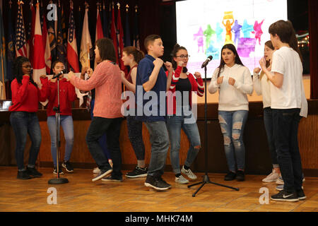 Gli studenti di Zama American Middle-High dramma scuola e classe di coro canta una canzone per evidenziare molti americani i risultati delle donne durante le donne della storia del mese osservanza tenutasi il 23 marzo 2018 nel Camp Zama comunità Club. (U.S. Esercito Foto Stock