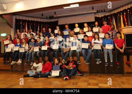 Gli studenti di Zama American Middle-High dramma scuola e Chorus Class ricevono un Certificato di apprezzamento per le loro prestazioni durante la donna della storia mese osservanza tenutasi il 23 marzo nel campo Zama comunità Club. (U.S. Esercito Foto Stock