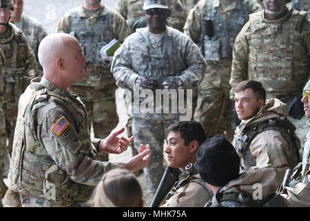 Il Tenente Generale Charles D. Luckey, Capo di esercito di riserva e comandante generale, Esercito degli Stati Uniti comando Reserve, ha un dialogo aperto con i soldati del 546nd Quarto Master società di Danville, Pa., durante il combattimento Supporto Formazione Esercizio (CSTX) 78-18-03 a Fort Knox, Ky., Marzo 23. Soldati al convoglio tattico lane eseguire azioni a respingere le forze nemiche, valutare tutte le vittime, e riorganizzare il convoglio IOW con orientamento/ordini. CSTX 78-18-03 è un combattimento a sostenere la formazione di esercizio che garantisce l'America dell'esercito di unità di riserva e soldati sono addestrati e pronti per la distribuzione o Foto Stock