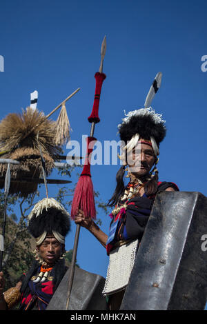 Kisama Heritage Village, Nagaland 2012. Ritratto di Naga uomini in attesa di eseguire presso il Festival di Hornbill Foto Stock