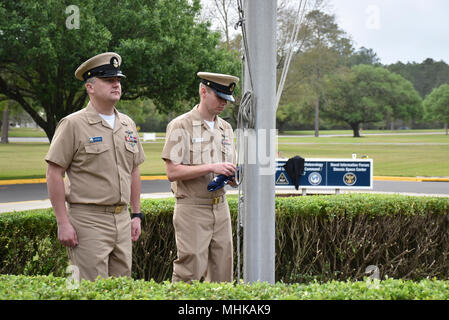 AGC Jason Archibald (sinistra) e AGC Ciad Collier (destra) alzare bandiera a bandiera sollevamento cerimonia presso la Naval Meteorologia ed oceanografia Command Headquarters pennone a Stennis Space Center come parte del Chief Petty Officer la celebrazione di compleanno settimana a Stennis. (U.S. Navy Foto Stock