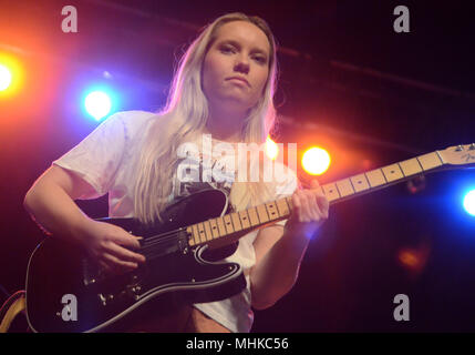 Milwaukee, Wisconsin, Stati Uniti d'America. 29 apr, 2018. Il chitarrista Katie Henderson della banda Ace suona presso il rave in Milwaukee, Wisconsin. Ricky Bassman/CSM/Alamy Live News Foto Stock