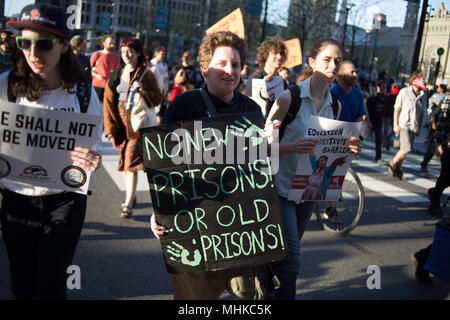 Philadelphia, PA, Stati Uniti d'America. Il 1 maggio, 2018. I manifestanti da un'alleanza di gruppi marzo intorno al Municipio per celebrare il giorno di maggio, un giorno tradizionale per il riconoscimento dei diritti dei lavoratori. Credito: Michael Candelori/ZUMA filo/Alamy Live News Foto Stock