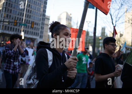 Philadelphia, PA, Stati Uniti d'America. Il 1 maggio, 2018. I manifestanti da un'alleanza di gruppi marzo intorno al Municipio per celebrare il giorno di maggio, un giorno tradizionale per il riconoscimento dei diritti dei lavoratori. Credito: Michael Candelori/ZUMA filo/Alamy Live News Foto Stock