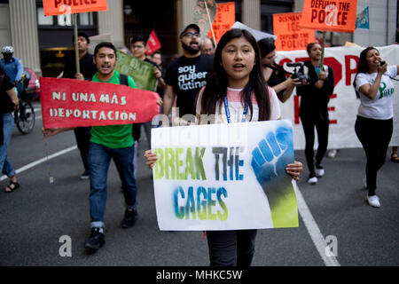 Philadelphia, PA, Stati Uniti d'America. Il 1 maggio, 2018. I manifestanti da un'alleanza di gruppi marzo intorno al Municipio per celebrare il giorno di maggio, un giorno tradizionale per il riconoscimento dei diritti dei lavoratori. Credito: Michael Candelori/ZUMA filo/Alamy Live News Foto Stock