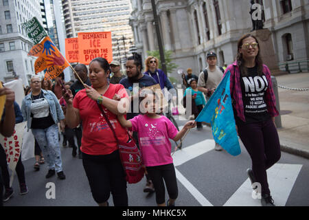 Philadelphia, PA, Stati Uniti d'America. Il 1 maggio, 2018. I manifestanti da un'alleanza di gruppi marzo intorno al Municipio per celebrare il giorno di maggio, un giorno tradizionale per il riconoscimento dei diritti dei lavoratori. Credito: Michael Candelori/ZUMA filo/Alamy Live News Foto Stock