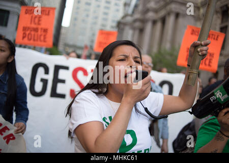 Philadelphia, PA, Stati Uniti d'America. Il 1 maggio, 2018. I manifestanti da un'alleanza di gruppi marzo intorno al Municipio per celebrare il giorno di maggio, un giorno tradizionale per il riconoscimento dei diritti dei lavoratori. Credito: Michael Candelori/ZUMA filo/Alamy Live News Foto Stock