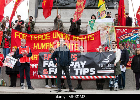 Londra, Regno Unito. Il 1 maggio, 2018. Peter Kavanagh degli indirizzi uniscono i rappresentanti dei sindacati e partiti socialista e comunista da diversi paesi che prendono parte all'annuale Giorno di maggio nel rally di Trafalgar Square a marchio International giorno della festa dei lavoratori. Credito: Mark Kerrison/Alamy Live News Foto Stock