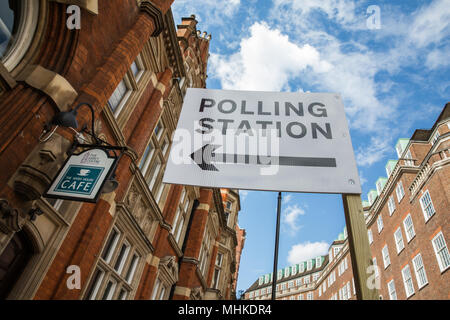 Londra, Regno Unito. Il 1 maggio, 2018. Un segno di Westminster che indica una stazione di polling per il voto in questa settimana il consiglio locale elezioni. Credito: Mark Kerrison/Alamy Live News Foto Stock