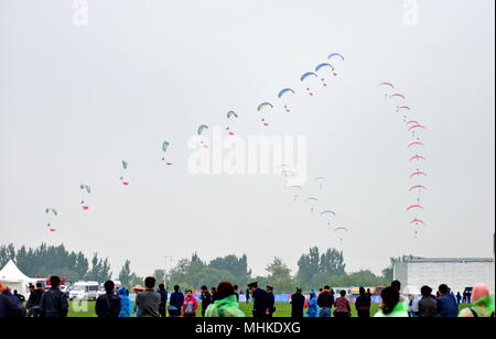Hengshui cinese nella provincia di Hebei. Il 1 maggio, 2018. Gli artisti interpreti o esecutori dare un paracadute powered air show sulla cerimonia di apertura di un sport d'aria carnevale che si svolge nella città di Hengshui, nel nord della Cina di nella provincia di Hebei, 1 maggio 2018. Credito: Mou Yu/Xinhua/Alamy Live News Foto Stock