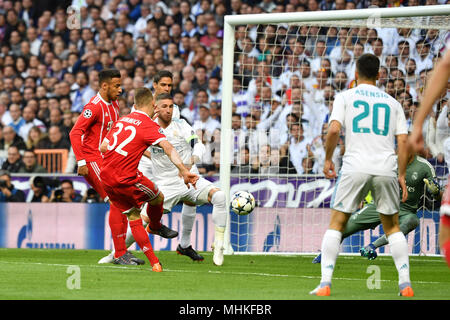 Madrid, Spagna. 01 Maggio, 2018. Joshua KIMMICH (Bayern Munich) punteggi l'obiettivo per 0-1, azione, obiettivo shot versus Sergio Ramos (Real Madrid). Il calcio Champions League, semifinali, Real Madrid-FC Bayern Monaco 2-2. il 01.05.2018, ESTADIOSANTIAGOBERNAB E U. | Utilizzo di credito in tutto il mondo: dpa/Alamy Live News Foto Stock