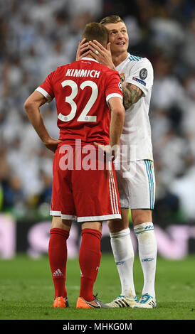 Madrid, Spagna. 01 Maggio, 2018. 01 maggio 2018, Spagna, Madrid: calcio, Champions League, Bayern Monaco - Real Madrid, Santiago-Bernabeu Stadium. Madrid Toni Kroos (R) abbracci Muenchen's Joshua Kimmich dopo il gioco. Credito: Andreas Gebert/dpa/Alamy Live News Foto Stock