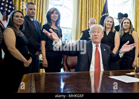 Washington, DC, Stati Uniti d'America. Il 1 maggio, 2018. Il Presidente degli Stati Uniti, Donald Trump, centro risponde a una domanda durante la riunione con l'equipaggio e i passeggeri di Southwest Airlines Co. volo 1380 nell'Ufficio Ovale della Casa Bianca di Washington, DC, Stati Uniti, martedì 1 maggio 2018. Un motore a sud-ovest di volo 1380, un Boeing Co. 737-700 legata a Dallas da New York LaGuardia Airport, esplosa e ha fatto un atterraggio di emergenza su Aprile 17 invio di schegge in piano e uccidendo un passeggero seduto vicino a una finestra. Credito: Andrew Harrer/Piscina via CNP | Utilizzo di credito in tutto il mondo: dpa/Alamy Live News Foto Stock