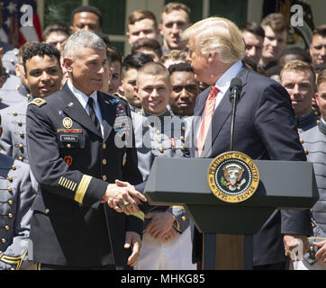 Il Tenente Generale Robert Caslen, Esercito degli Stati Uniti, il soprintendente della US Accademia Militare, scuote le mani con il presidente USA Trump come il Presidente presenta il comandante in capo il trofeo per gli Stati Uniti L'Accademia militare di squadra di calcio nel Giardino delle Rose della Casa Bianca di Washington, DC martedì 1 maggio 2018. Il comandante in capo il trofeo è presentato al vincitore del Army-Navy annuale del gioco del calcio che si è disputata al Lincoln Financial Field di Philadelphia, Pennsylvania il 9 dicembre 2017. L'esercito cavalieri neri battere la Marina aspiranti guardiamarina 14 - 13. Credito: Ron Sachs/CNP Foto Stock