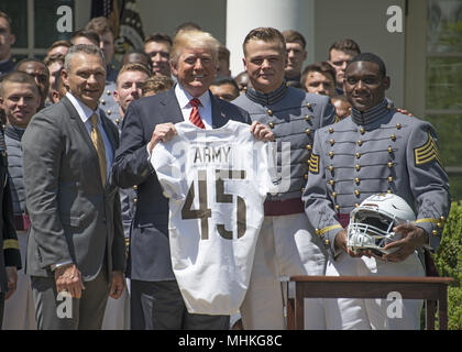Il Presidente degli Stati Uniti, Trump presenta il comandante in capo il trofeo per gli Stati Uniti L'Accademia militare di squadra di calcio nel Giardino delle Rose della Casa Bianca di Washington, DC martedì 1 maggio 2018. Il comandante in capo il trofeo è presentato al vincitore del Army-Navy annuale del gioco del calcio che si è disputata al Lincoln Financial Field di Philadelphia, Pennsylvania il 9 dicembre 2017. Nella foto da sinistra a destra: Head Coach Jeff Monken, Presidente Trump, defensive lineman e co-capitano John Voit (59), e il quarterback e co-comandante Ahmad Bradshaw (17). L'esercito cavalieri neri battere il Foto Stock