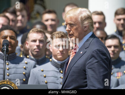 Il Presidente degli Stati Uniti, Trump arriva al presente il comandante in capo il trofeo per gli Stati Uniti L'Accademia militare di squadra di calcio nel Giardino delle Rose della Casa Bianca di Washington, DC martedì 1 maggio 2018. Il comandante in capo il trofeo è presentato al vincitore del Army-Navy annuale del gioco del calcio che si è disputata al Lincoln Financial Field di Philadelphia, Pennsylvania il 9 dicembre 2017. L'esercito cavalieri neri battere la Marina aspiranti guardiamarina 14 - 13. Credito: Ron Sachs/CNP | Utilizzo di tutto il mondo Foto Stock