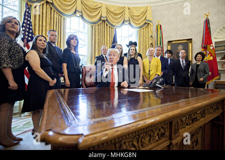 Washington, DC, Stati Uniti d'America. Il 1 maggio, 2018. Il Presidente degli Stati Uniti, Donald Trump, centro risponde a una domanda durante la riunione con l'equipaggio e i passeggeri di Southwest Airlines Co. volo 1380 nell'Ufficio Ovale della Casa Bianca di Washington, DC, Stati Uniti, martedì 1 maggio 2018. Un motore a sud-ovest di volo 1380, un Boeing Co. 737-700 legata a Dallas da New York LaGuardia Airport, esplosa e ha fatto un atterraggio di emergenza su Aprile 17 invio di schegge in piano e uccidendo un passeggero seduto vicino a una finestra. Credito: Andrew Harrer/Piscina via CNP | Utilizzo di credito in tutto il mondo: dpa/Alamy Live News Foto Stock