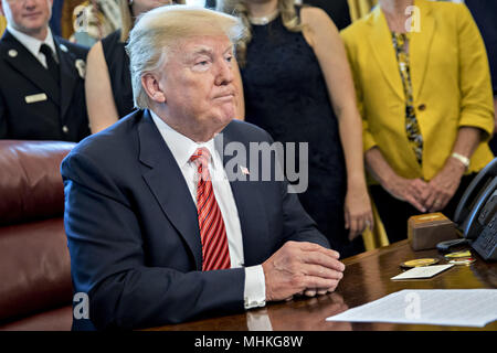 Washington, DC, Stati Uniti d'America. Il 1 maggio, 2018. Il Presidente degli Stati Uniti, Donald Trump pause dopo aver parlato durante la riunione con l'equipaggio e i passeggeri di Southwest Airlines Co. volo 1380 nell'Ufficio Ovale della Casa Bianca di Washington, DC, Stati Uniti, martedì 1 maggio 2018. Un motore a sud-ovest di volo 1380, un Boeing Co. 737-700 legata a Dallas da New York LaGuardia Airport, esplosa e ha fatto un atterraggio di emergenza su Aprile 17 invio di schegge in piano e uccidendo un passeggero seduto vicino a una finestra. Credito: Andrew Harrer/Piscina via CNP | Utilizzo di credito in tutto il mondo: dpa/Alamy Live News Foto Stock