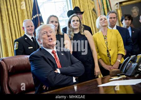 Washington, DC, Stati Uniti d'America. Il 1 maggio, 2018. Il Presidente degli Stati Uniti, Donald Trump risponde a una domanda durante la riunione con l'equipaggio e i passeggeri di Southwest Airlines Co. volo 1380 nell'Ufficio Ovale della Casa Bianca di Washington, DC, Stati Uniti, martedì 1 maggio 2018. Un motore a sud-ovest di volo 1380, un Boeing Co. 737-700 legata a Dallas da New York LaGuardia Airport, esplosa e ha fatto un atterraggio di emergenza su Aprile 17 invio di schegge in piano e uccidendo un passeggero seduto vicino a una finestra. Credito: Andrew Harrer/Piscina via CNP | Utilizzo di credito in tutto il mondo: dpa/Alamy Live News Foto Stock