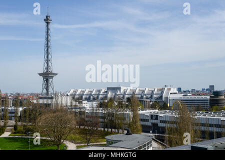 Il 15 aprile 2018, Germania Berlino: una vista della fiera con la torre della radio (retro, L) e il centro congressi ICC (indietro, R). Foto: Jens Kalaene/dpa-Zentralbild/dpa Foto Stock