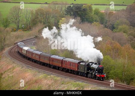 Accontentarsi di Carlisle Railway, Armathwaite, Cumbria, Regno Unito. Martedì 1 Maggio, 2018. Treno a vapore LMS Stanier Class 8F della prima esecuzione del ritorno di questo anni 'L' Dalesman carta tours a bassa Barone fattoria di legno. Credito: Andrew Findlay/Alamy Live News Foto Stock