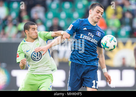 Wolfsburg, Deutschland. 28 apr, 2018. WILLIAM (sinistra, WOB) contro Filip KOSTIC (HH), azione, duelli, calcio 1. Bundesliga, 32.Spieltag, VfL Wolfsburg (WOB) - HSV Amburgo Amburgo Amburgo (HH) 1: 3, su 28.04.2018 in Wolfsburg/Germania. | Utilizzo di credito in tutto il mondo: dpa/Alamy Live News Foto Stock