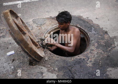 Dacca in Bangladesh. Il 2 maggio, 2018. Sumon (14), un bambino di fognature detergente di Dhaka Wasa (Dhaka di approvvigionamento idrico e la rete fognaria competente) pulizia fanghi e rifiuti da un tombino senza alcuna attrezzatura di sicurezza Dhaka. Egli guadagna 6$ al giorno per questo lavoro peggiore. Per la mancanza di attrezzature di sicurezza aumentano la morte ogni anno di fogna detergente nella capitale. Credito: Md. Mehedi Hasan/ZUMA filo/Alamy Live News Foto Stock