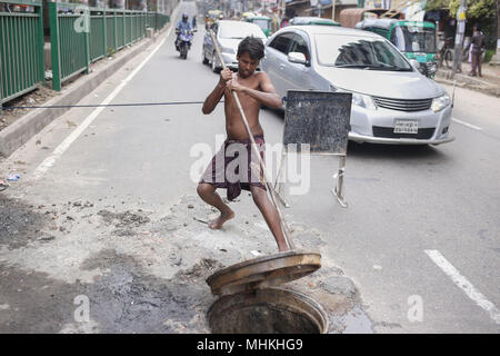 Dacca in Bangladesh. Il 2 maggio, 2018. Sumon (14), un bambino di fognature detergente di Dhaka Wasa (Dhaka di approvvigionamento idrico e la rete fognaria competente) pulizia fanghi e rifiuti da un tombino senza alcuna attrezzatura di sicurezza Dhaka. Egli guadagna 6$ al giorno per questo lavoro peggiore. Per la mancanza di attrezzature di sicurezza aumentano la morte ogni anno di fogna detergente nella capitale. Credito: Md. Mehedi Hasan/ZUMA filo/Alamy Live News Foto Stock