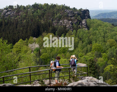24 aprile 2018, Germania, Papstdorf: Due escursionisti godetevi la vista dal punto di visualizzazione Papststein sulla tabella montagne in Svizzera sassone. Il transfrontaliero percorso trekking 'Forststeig Elbsandstein' in Sassone e della Svizzera boema sarà ufficialmente inaugurato il 28 aprile. Foto: Monika Skolimowska/dpa-Zentralbild/ZB Foto Stock